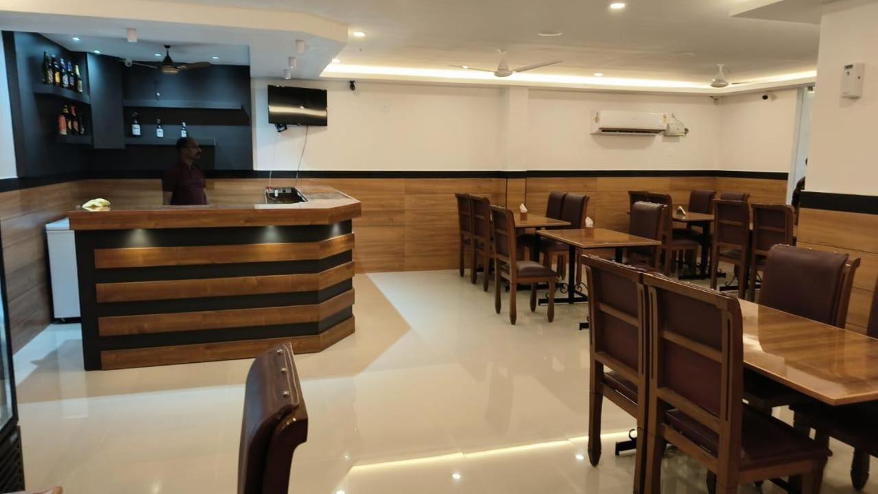 Hotel Priya Chengannur Eksteriør billede